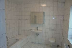Bald frei !! Gemütliche Wohnung mit Balkon, EBK und Tageslichtbad in BME / Garage vorhanden – Berliner Str. 35, 55583 Bad Münster am Stein-Ebernburg – Vorschaubild 2