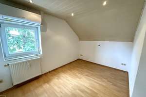 schöne Dachgeschosswohnung 
im 2. OG mit Garage und Gartenmitbenutzung 
in Nürnberg-Großreuth – Die vollständige Adresse der Immobilie erhältst du vom Anbieter., 90431 Großreuth bei Schweinau, Nürnberg – Vorschaubild 9