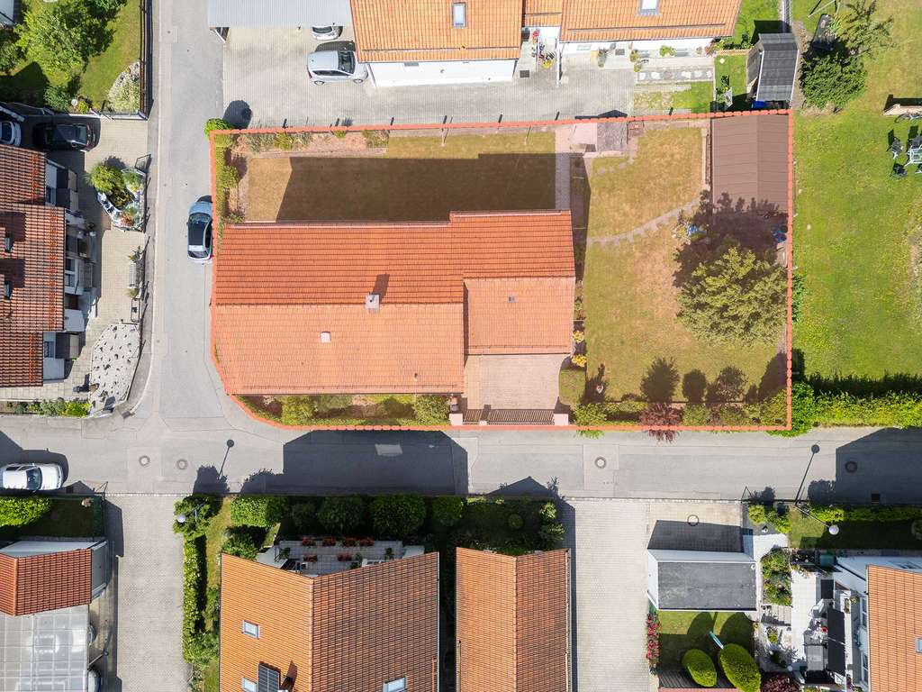Immobilie in Taufkirchen - Großzügiges Zweifamilienhaus mit Potenzial in schöner Siedlungslage von Taufkirchen - Bild 4