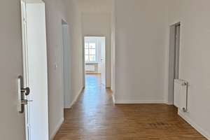 Frisch renovierte 3 Zi. Wohnung mit neuem Bad, Hauswirtschaftsraum und Garage am Regierungsplatz – Die vollständige Adresse der Immobilie erhältst du vom Anbieter., 84028 Altstadt, Landshut – Vorschaubild 2