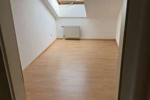 Nette Dachgeschosswohnung im dritten Stock mit Tageslichtwannenbad in Leverkusen Manfort – Kunstfeldstrasse 4, 51377 Manfort, Leverkusen – Vorschaubild 3
