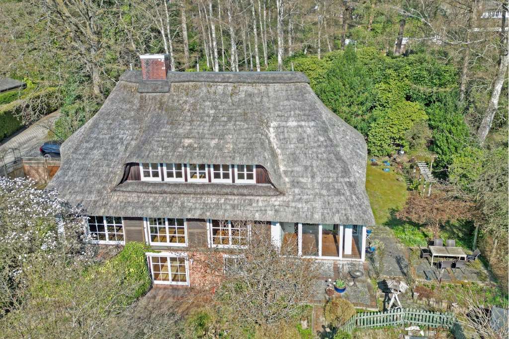 Immobilie in Bendestorf - Repräsentatives Familienhaus unter Reet auf großem, schönen Grundstück - Bild 4