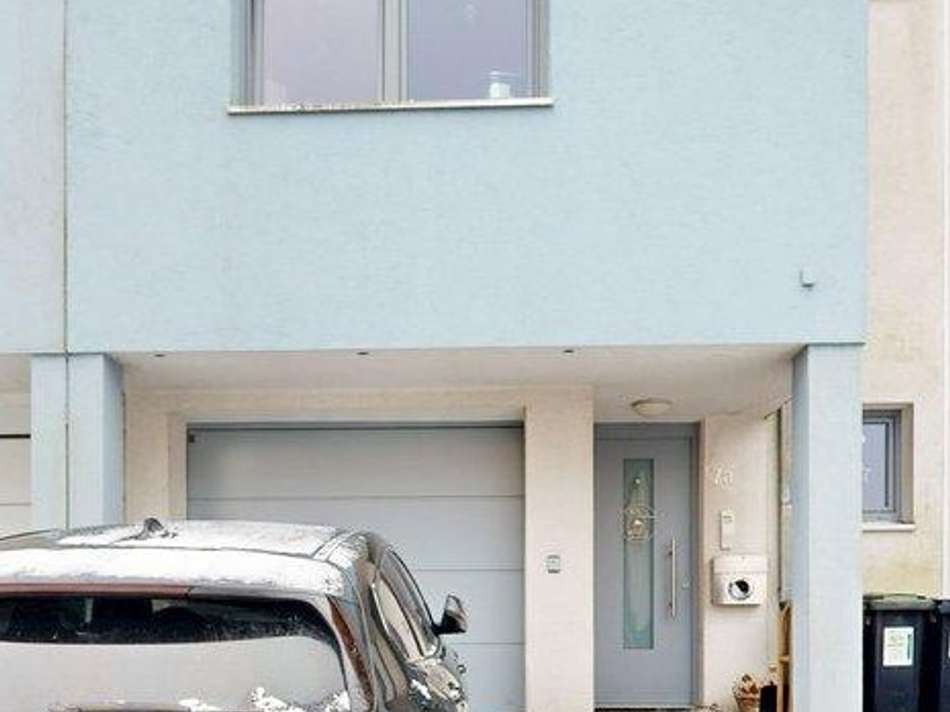 Hauseingang mit Garage