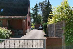 Haus bzw. Doppelhaushälfte mit schönem und großem Garten in sehr ruhiger Lage