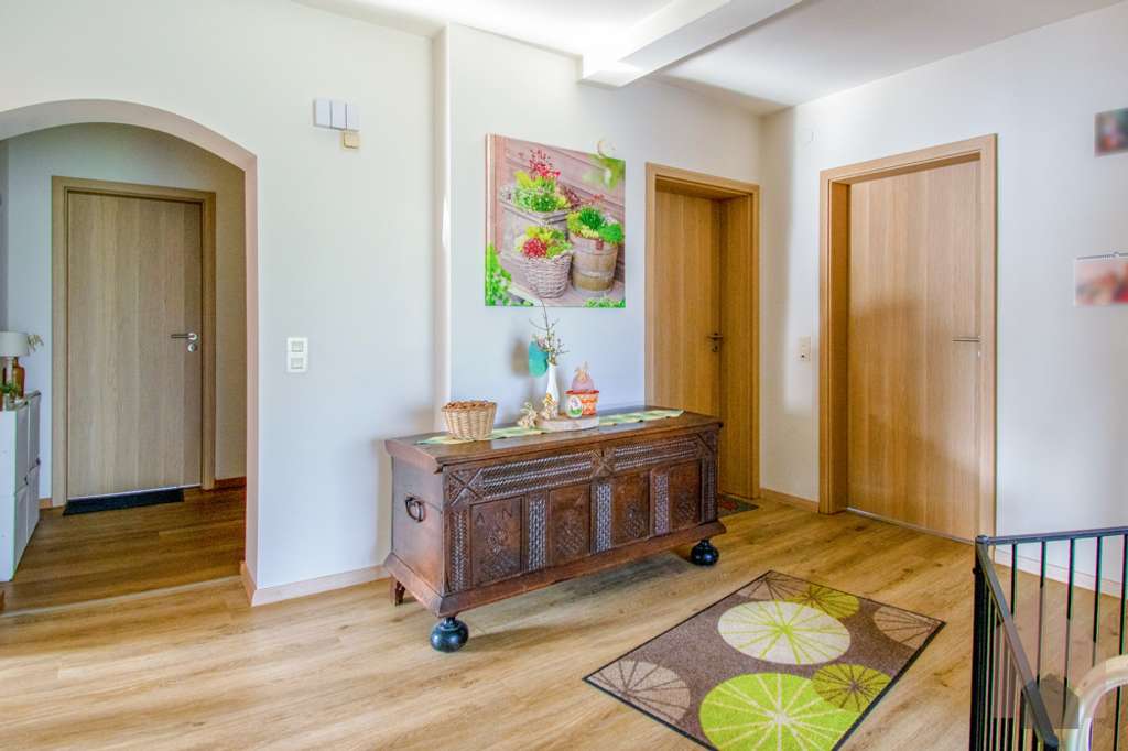 Immobilie in Ruppichteroth - Viel Platz, viele Möglichkeiten: Modernisiertes Haus mit separater Wohnebene & Garten - Bild 3