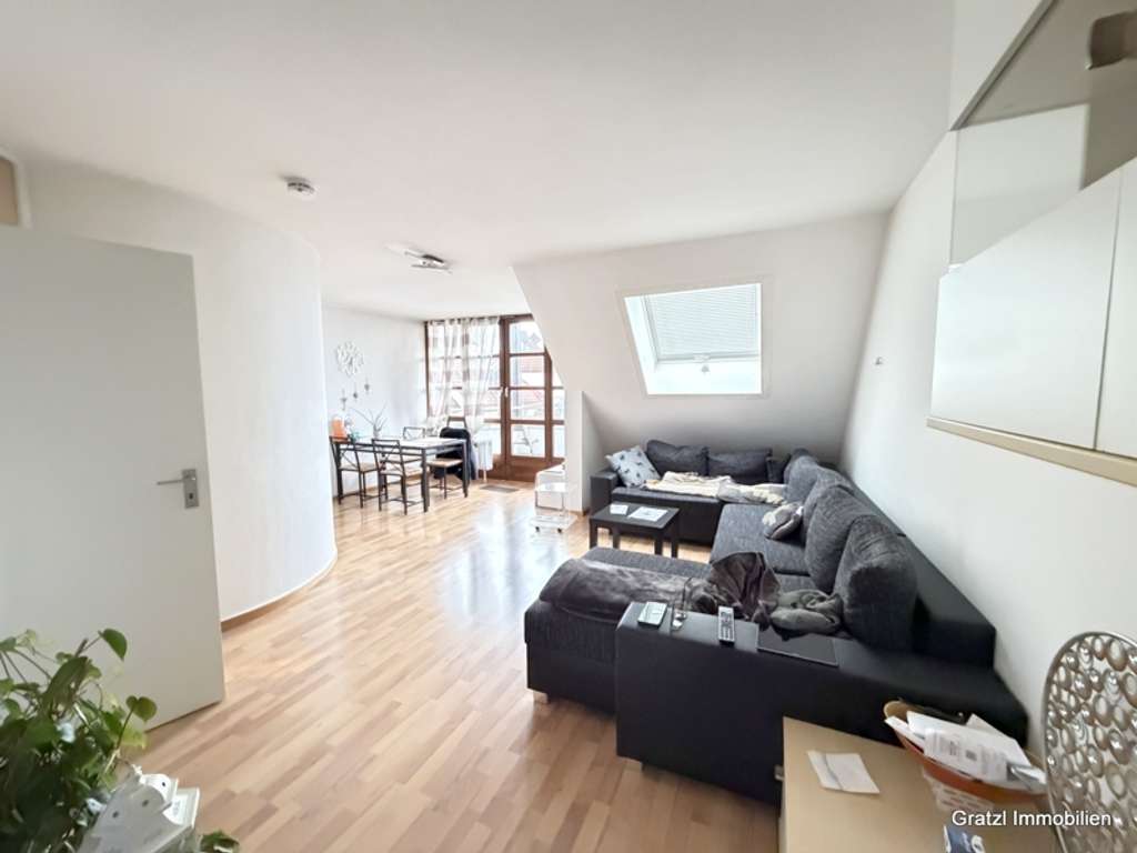 Immobilie in Kirchheim bei München - Gepflegte und großzügige 4-Zimmer-Maisonette-Wohnung mit 2 Balkonen, TG in ruhiger Lage - Bild 1