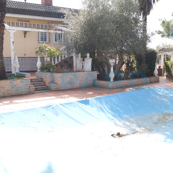 Immobilien Gopard bietet eine freistehende Villa mit Pool, Garten und 4 Schlafzimmern in Quijorna.