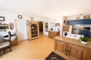 AIGNER - Zentrale, charmante 2-Zimmer-Wohnung mit Balkon in Herrsching