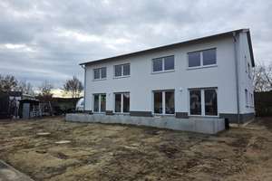 Nur 18 km von Schrobenhausen entfernt! Modernes Wohnen: Neubau DHH in Handzell zu vermieten – Die vollständige Adresse der Immobilie erhältst du vom Anbieter., 86529 Schrobenhausen – Vorschaubild 1