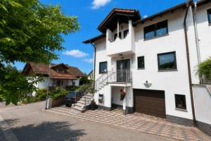 Wohnen auf höchstem Niveau im Grünen – Exklusive Doppelhaushälfte mit Kamin, Traumgarten und Garage! – Die vollständige Adresse der Immobilie erhältst du vom Anbieter., 64658 Fürth – Vorschaubild 2