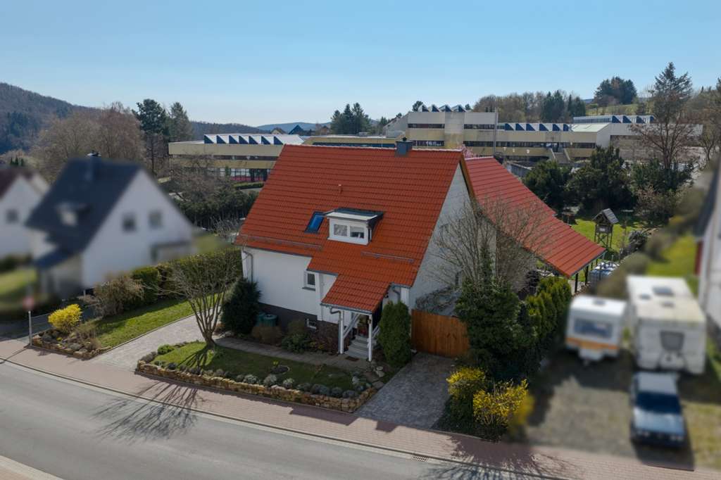 Immobilie in Gladenbach - ++ KRAG Immobilien ++ Familienhaus mit Wintergarten, großem Garten und viel Platz zum Leben - Bild 1