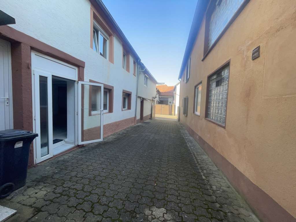 Immobilie in Edenkoben - Zweifamilienhaus mit Ausbaupotenzial im charmanten Weinort Edenkoben - Bild 4