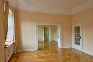 Großzügige 7-Zimmer Wohnung mit Balkon in Düsseldorf-Golzheim