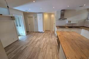 Freie, helle, renovierte 4 Zimmer Wohnung, 1. OG, Balkon, Fahrstuhl, Einbauküche