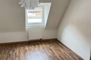 gemütliche 3-Zimmer DG-Wohnung mit EBK, zentrumsnah gelegen – Die vollständige Adresse der Immobilie erhältst du vom Anbieter., 90408 Pirckheimerstraße, Nürnberg – Vorschaubild 2