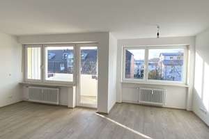 Englschalking (Tram 16+18/U4/S8): Modernisierte 2,5-Zi.-Whg. mit W-Loggia  +  S-Balkon