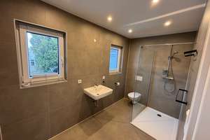 Renovierte 3 Zimmer Wohnung/Haus in City Lage 