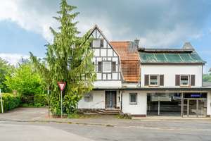 Handwerkertraum mit Potenzial – Sanierungsbedürftiges Einfamilienhaus mit Gewerbeeinheit in Lohmar! – Die vollständige Adresse der Immobilie erhältst du vom Anbieter., 53797 Lohmar – Vorschaubild 2