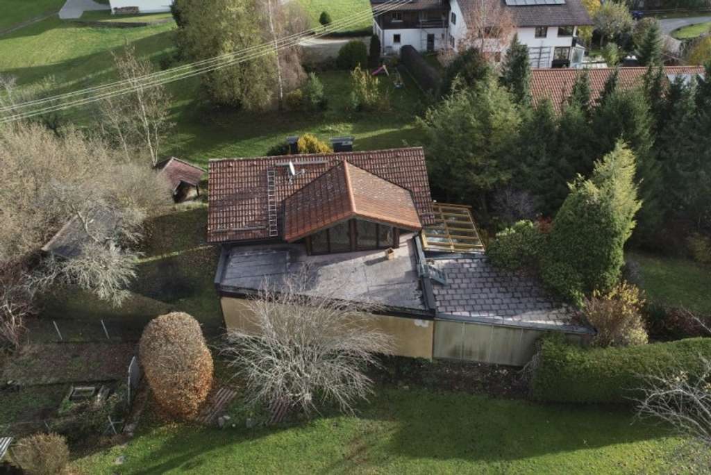 Immobilie in Wessobrunn - Älteres WOHNHAUS mit TOLLEM GRUNDSTÜCK und großer GARAGE
in RUHIGER Dorflage!
Wessobrunn-Haid - Bild 2