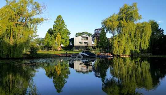 Bild von blackcube - Wassergrundstück mit Stadtvilla an der Elbe