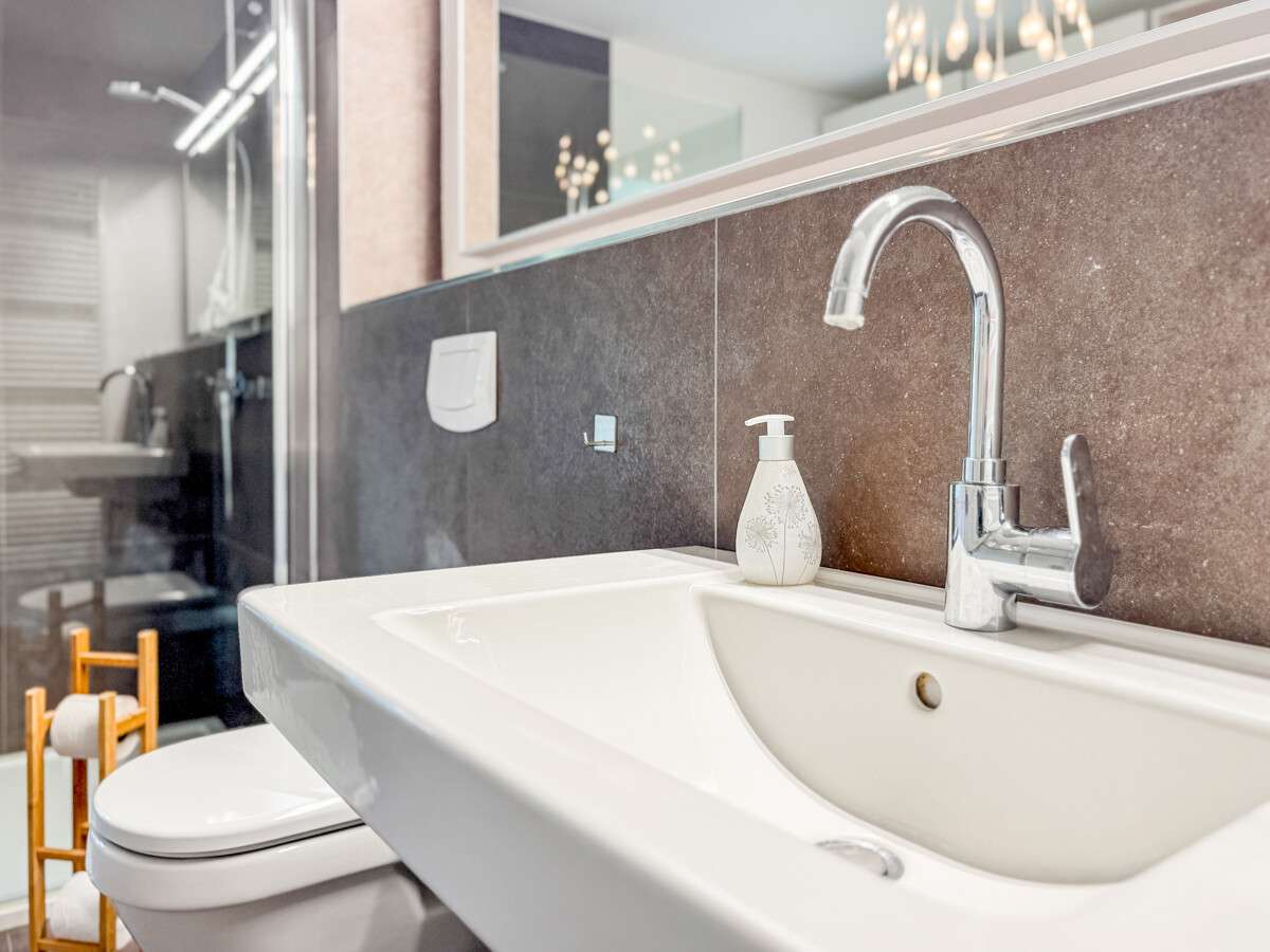 Immobilie in Groß Mohrdorf - Stilvoll & hochwertig saniertes Landhaus mit Wasserblick nähe Stralsund // 2WE // 317m² // PV-Anlage - Bild 4