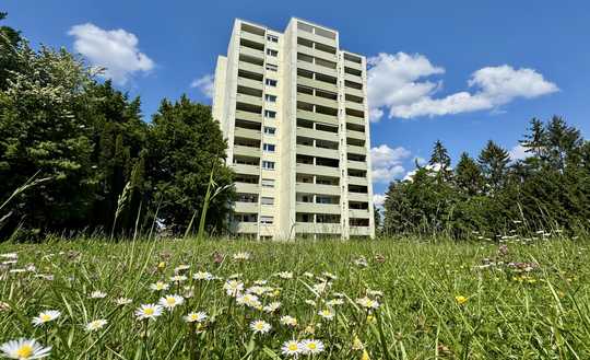 Beeindruckende See- und Bergsicht: Renovierungsbedürftige 3 1/2-Zimmer-Wohnung mit Garage