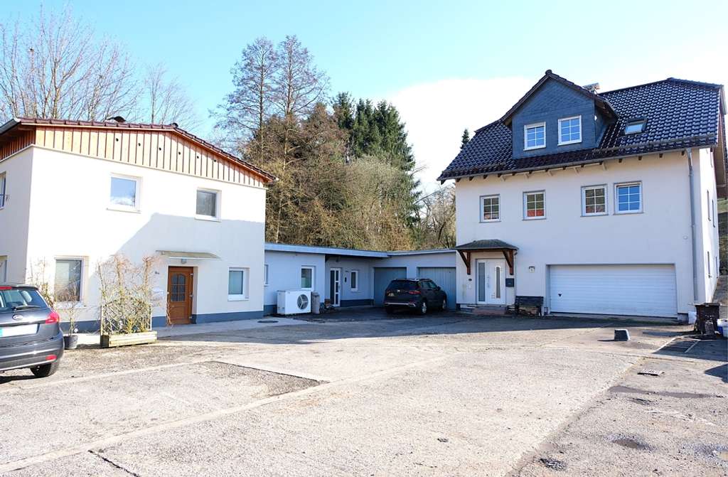 Immobilie in Wildeck - Exklusives Angebot: 2 Häuser, 1 Büroeinheit, 3 Garagen, Hof und Garten in Richelsdorf ! - Bild 0