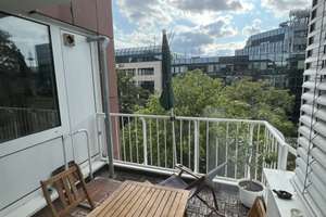 Traumwohnung: Skyline Blick trifft Grünoase: 2 Zimmer mit Südwest Balkon nahe Opernplatz – 60322 Westend-Nord, Frankfurt am Main – Vorschaubild 2