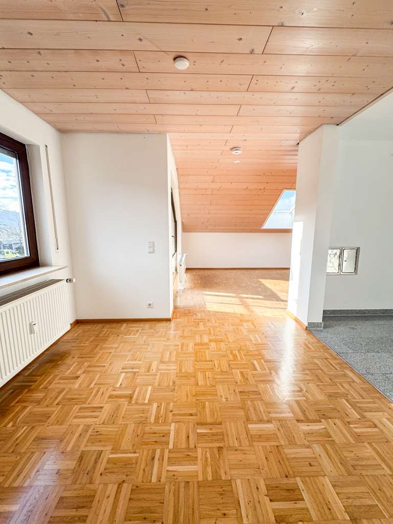 Immobilie in Allmersbach im Tal - Modernisierte 4-Zimmer-Dachgeschosswohnung mit Balkon & Stellplatz – sofort bezugsfrei - Bild 2