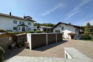 Zweifamilienhaus mit Einliegerwohnung, drei Garagen und tollem Garten – Freyung-Grafenau (Kreis) – Vorschaubild 2