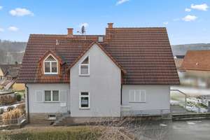 Vielseitig nutzbar! Gepflegtes Zweifamilienhaus mit Terrasse und Balkon in ruhiger Lage – Die vollständige Adresse der Immobilie erhältst du vom Anbieter., 96170 Lisberg – Vorschaubild 3