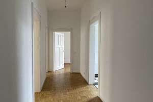 Schöne Altbauwohnung mit Balkon und EBK, zentral gelegen