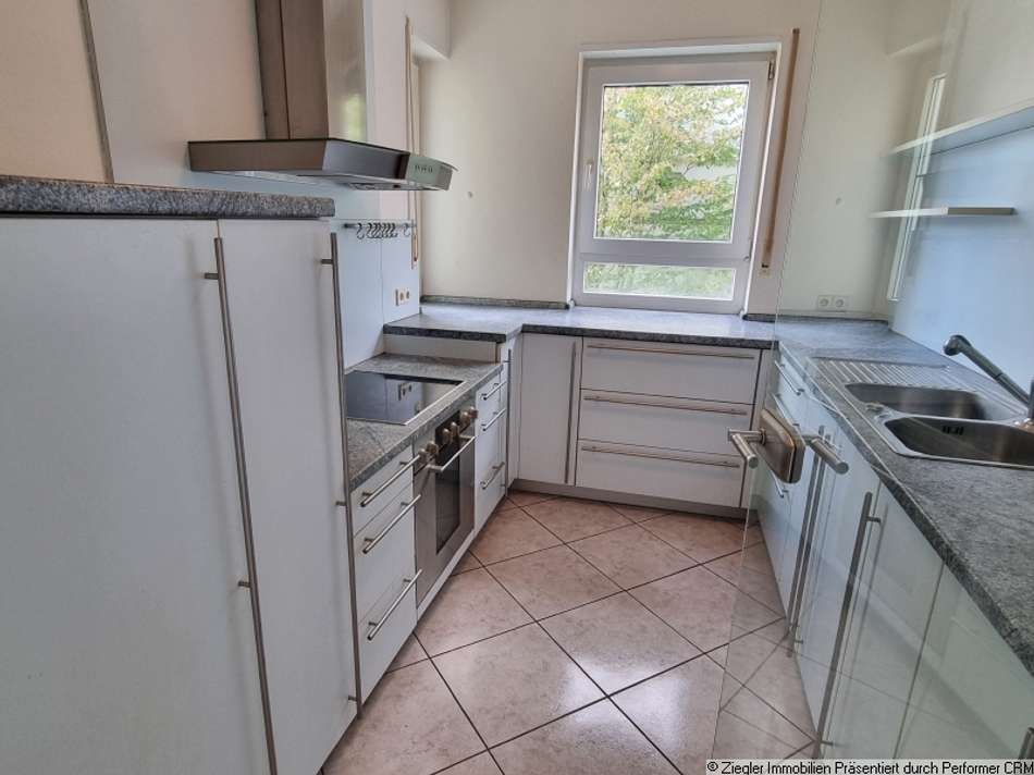 06 Küche mit Einbauküche