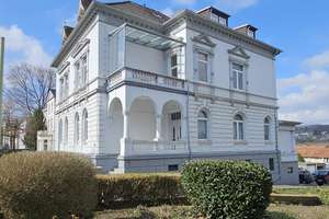 Modernisiertes Wohnen in gepflegter Altbau-Villa mit Balkon