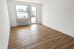 Helle 2-Zi-Wohnung, Balkon (Süd), 2. OG,  Unterrath, Erstbezug nach Komplettsanierung