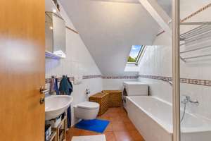 Gepflegte, frei werdende 3-Zimmer-Dachgeschosswohnung mit Privatgarten & Carport in Berlin-Karow – Florastr. 6, 13125 Karow, Berlin – Vorschaubild 5