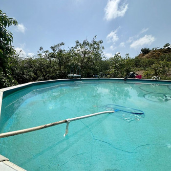 Haus mit Hof und privatem Pool auf einem 8.000 m² großen Grundstück
