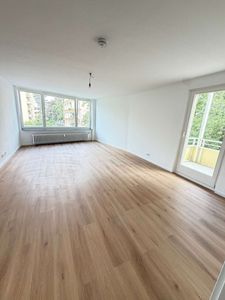 Neu-Renovierte 2-Zimmer Wohnung mit großem Balkon und 30qm Wohnzimmer