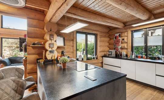 Stilvolles Blockhaus: Einfamilienhaus in idyllischer Lage von Sirchingen