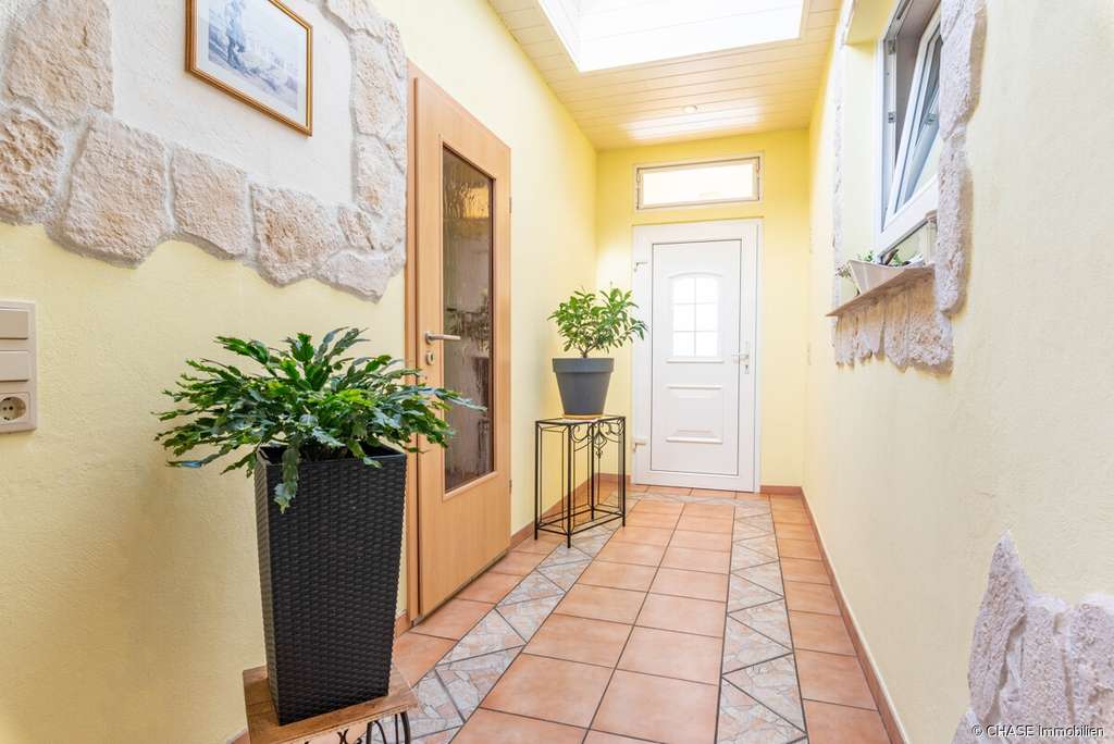 Immobilie in Hessisch Oldendorf - Großzügiges 3-Familienhaus in idyllischer Feldrandlage von Hessisch Oldendorf – OT Rohden! - Bild 2