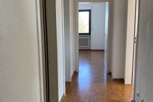 In exzellenter Wohnlage! Großzügige 3 -Zi.-Wohnung, herrliche Dachterrasse, EBK – Pallottistr. 6, 75242 Neuhausen – Vorschaubild 3
