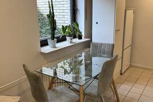 Helle Souterrain-Wohnung, modernes Duschbad, moderne Einbauküche 