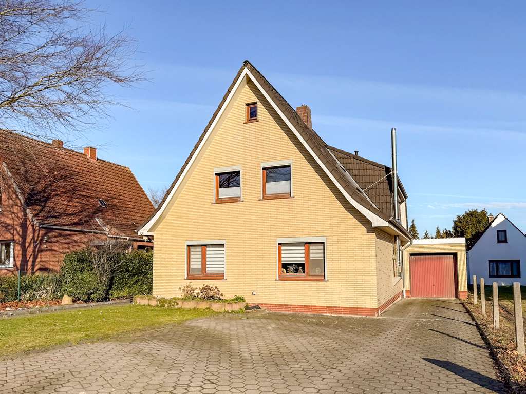 Immobilie in Schiffdorf - Zweifamilienhaus mit großem Grundstück und Garage in Spaden - Bild 0