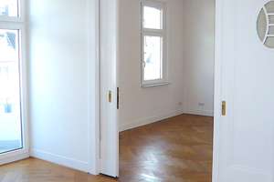 * STILVOLLE 2 1/2  ZIMMER ALTBAUWOHNUNG NÄHE LANDTAG & HAFEN** – Fürstenwall xx, 40219 Unterbilk, Düsseldorf – Vorschaubild 2