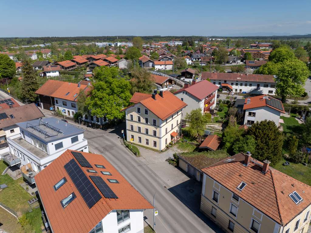 Immobilie in Holzkirchen - ATRAKTIVE KAPITALANLAGE: VOLLVERMIETETES MEHRFAMILIENHAUS MIT 7 EINHEITEN IM ZENTRUM VON HOLZKIRCHEN - Bild 1