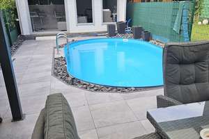 Hier endet der Arbeitsalltag im Pool - RMH mit Bar,Kino & PV-Anlage