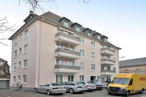 Bestlage: Helle 3-Zimmer-Dachgeschosswohnung mit Garage