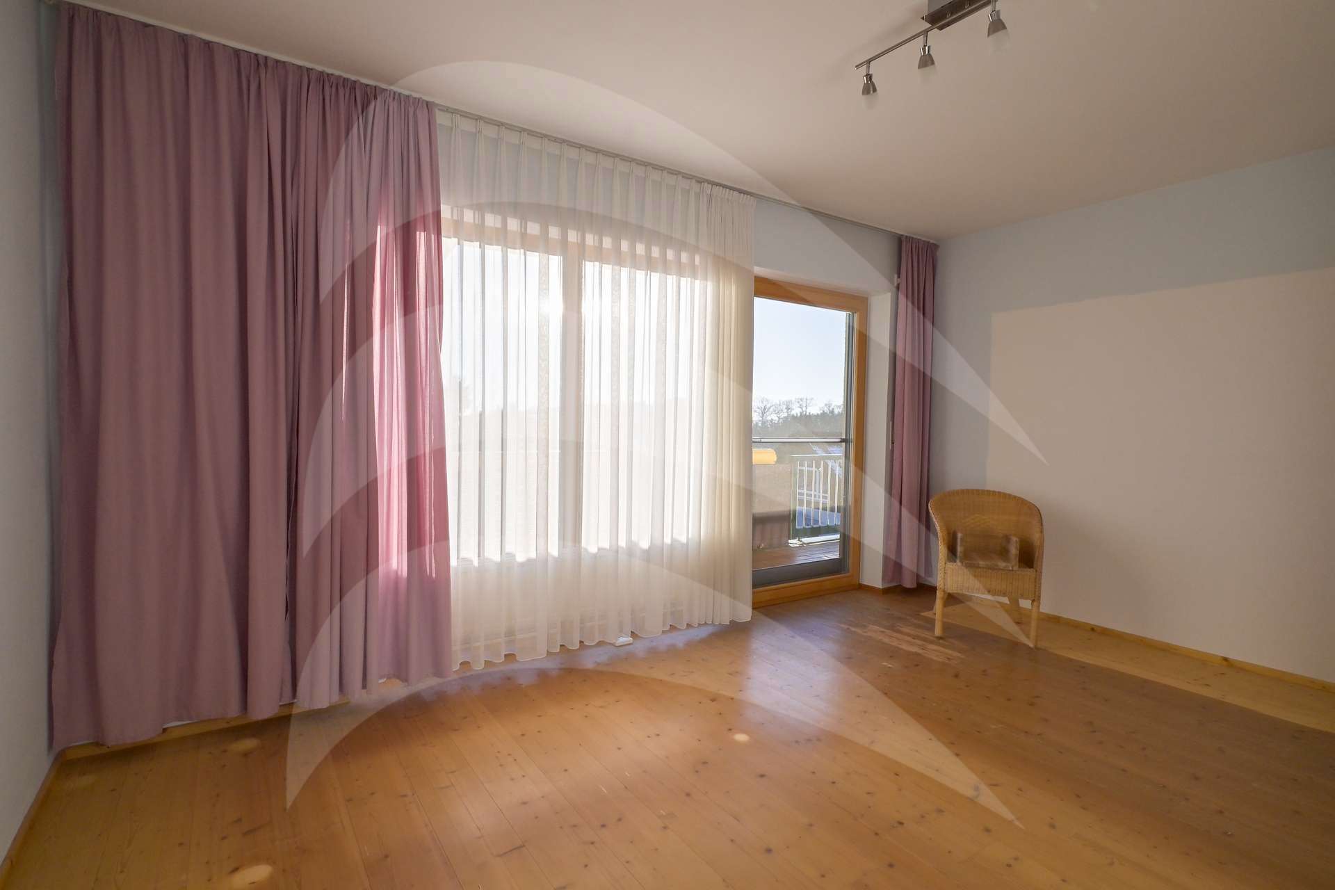 Immobilie in Marklkofen - Geräumiges Einfamilienhaus mit Weitblick ins Vilstal - Bild 3