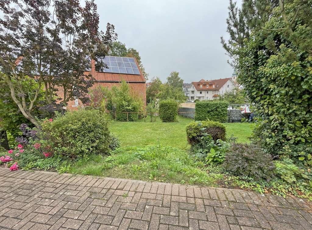 Immobilie in Flieden - Zweifamilienhaus mit Perspektive - zwei Einheiten, drei Garagen - Bild 4