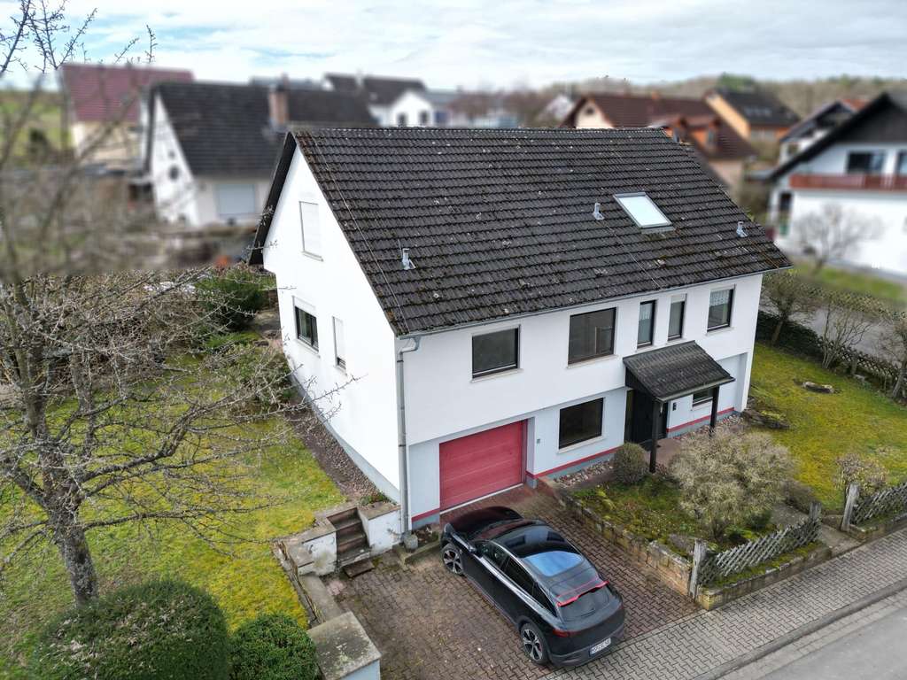 Immobilie in Marktheidenfeld - Ein Zuhause, das mit Ihrer Familie wächst – vielseitiges Einfamilienhaus mit Garten und separaten Wo - Bild 1